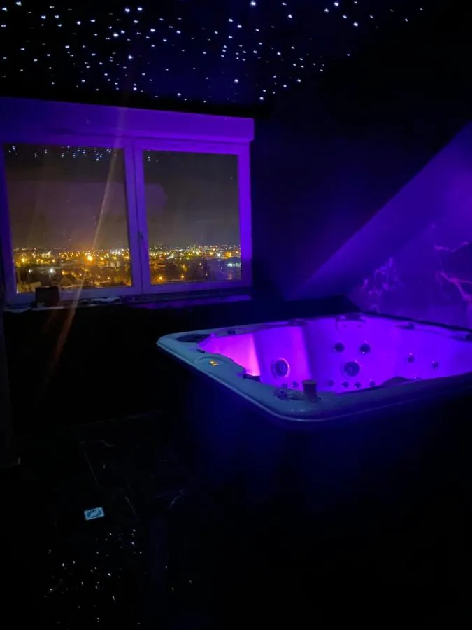 Nuit de Saint-Valentin à Mulhouse : le jacuzzi de la Villa Le 89 Golden face aux lumières de la ville