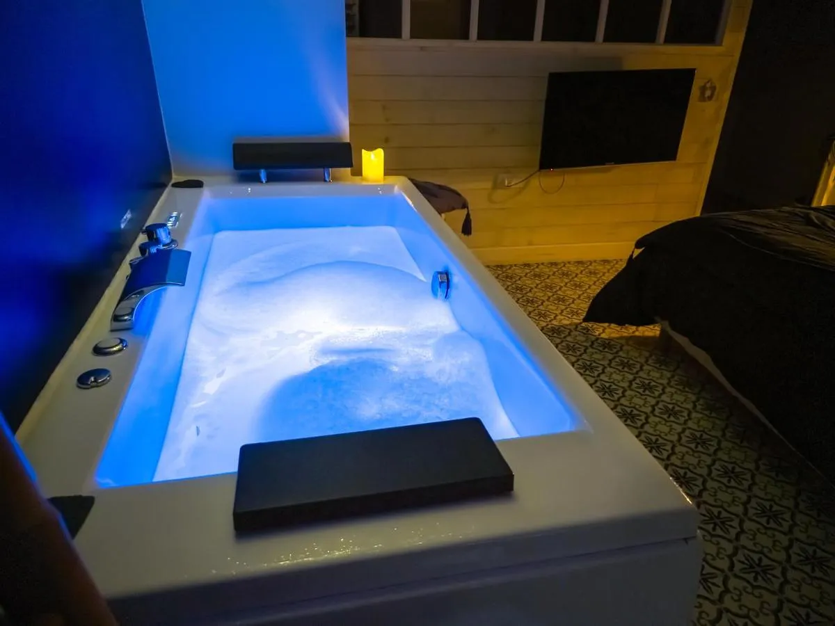 Youmi : baignoire spa éclairée, love room à Montpellier