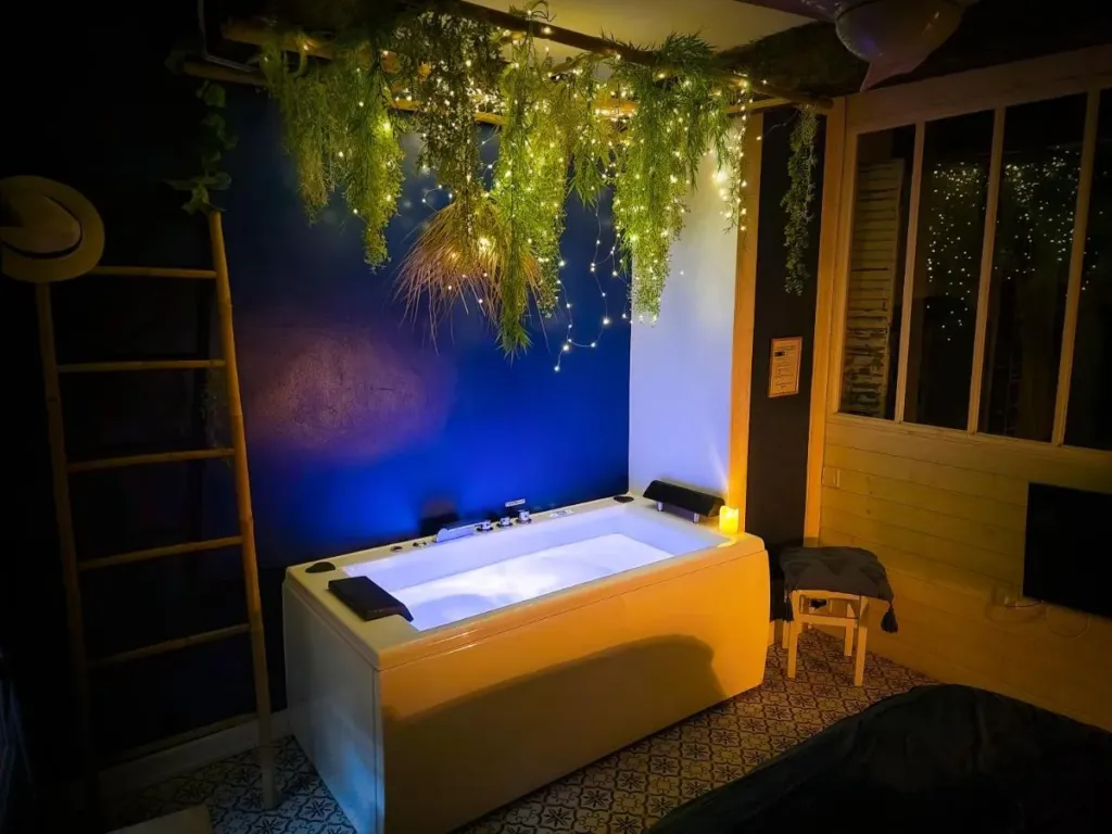 Youmi : baignoire spa et mur bleu, love room à Montpellier