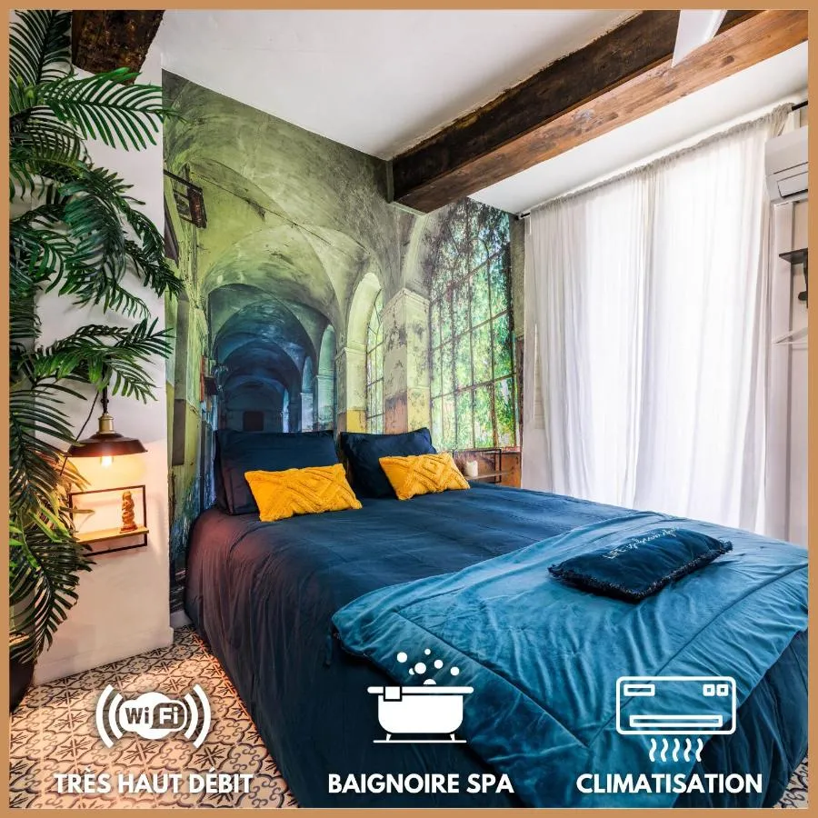 Youmi : chambre et fresque de jardin, love room à Montpellier